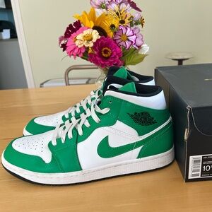*SOLD* Air Jordan 1 Mid Lucky Green and white size 10.5 EUC